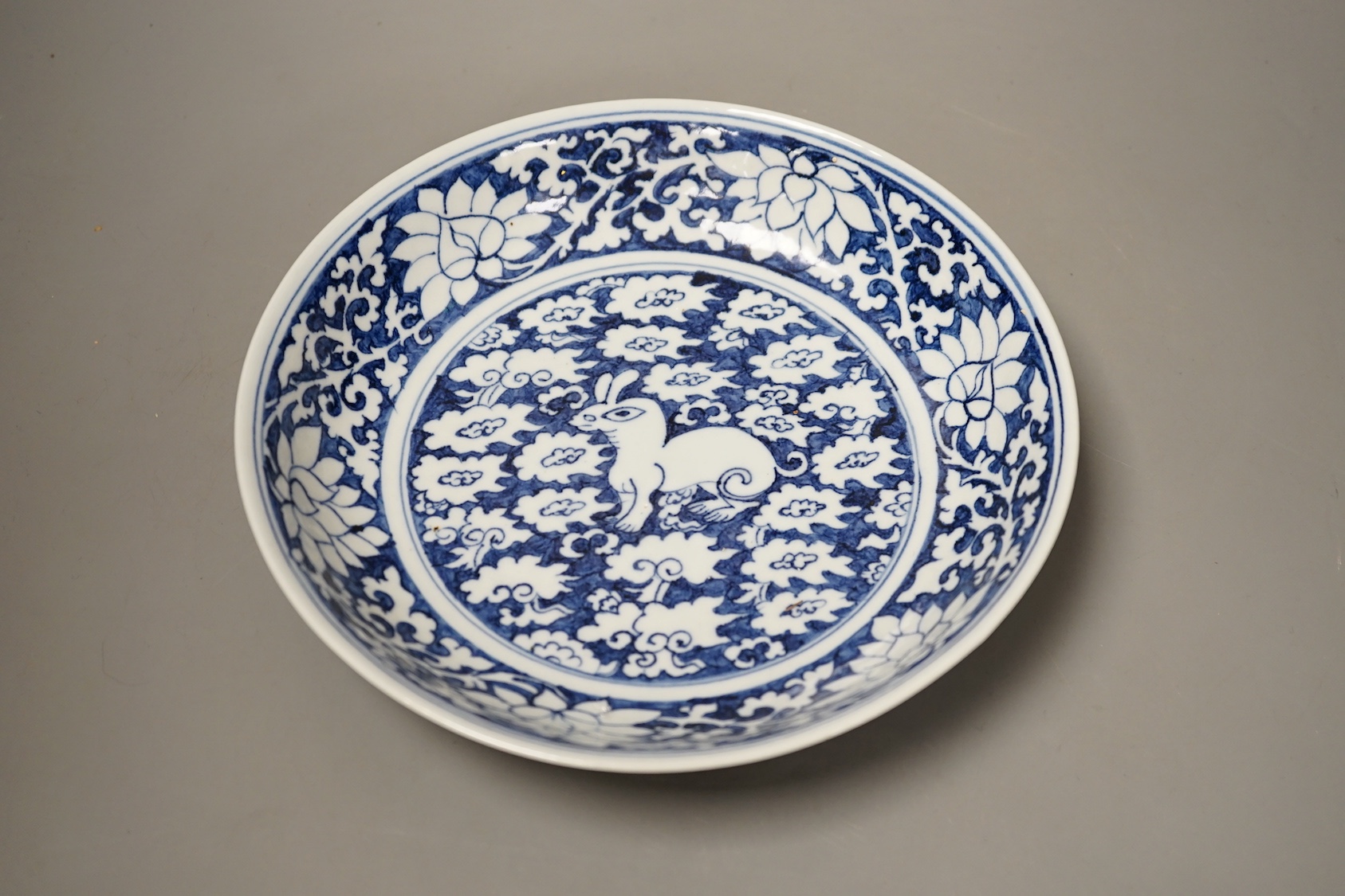 A Chinese blue and white bowl and a similar dish, 21cm